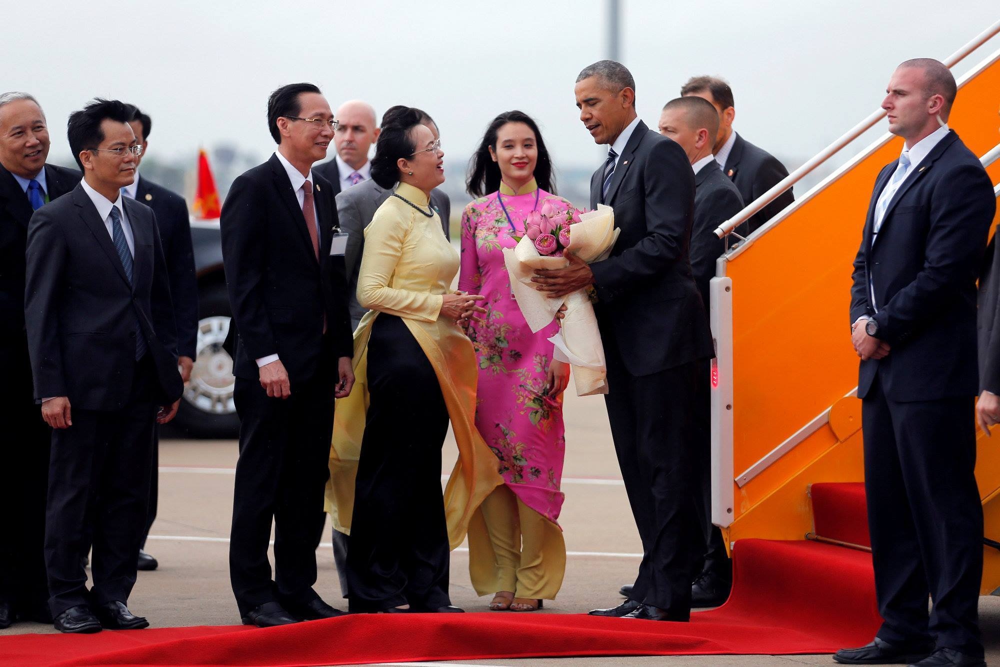 cô gái tặng hoa Obama ảnh 1 co gai tang hoa Obama anh 1