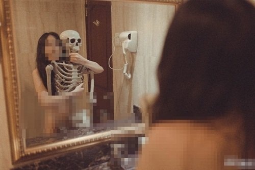 thiếu nữ tạo dáng bên xương người ảnh 1 thieu nu tao dang ben xuong nguoi anh 1