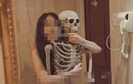 Tranh cai thieu nu Viet nude tao dang ben xuong nguoi hinh anh