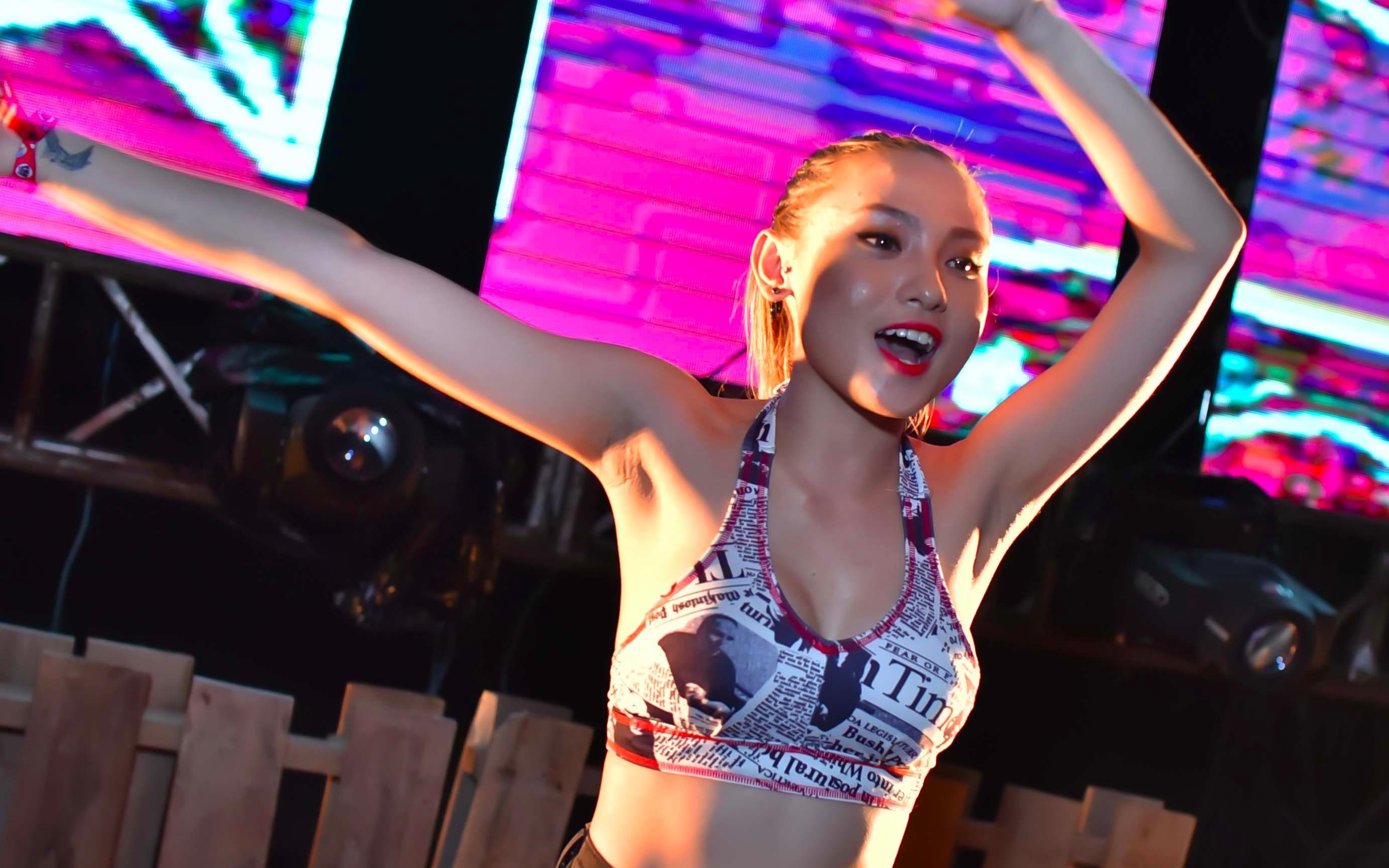 Nu DJ Top 4 EDM Viet Nam khuay dao khan gia Vung Tau hinh anh