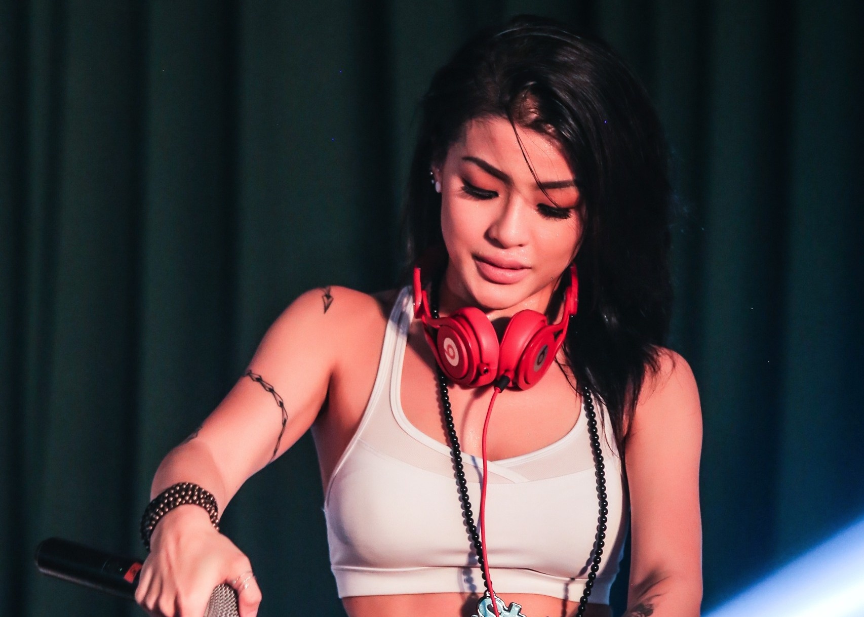 DJ Melo khoe eo thon quay tung cung gioi tre Sai thanh hinh anh