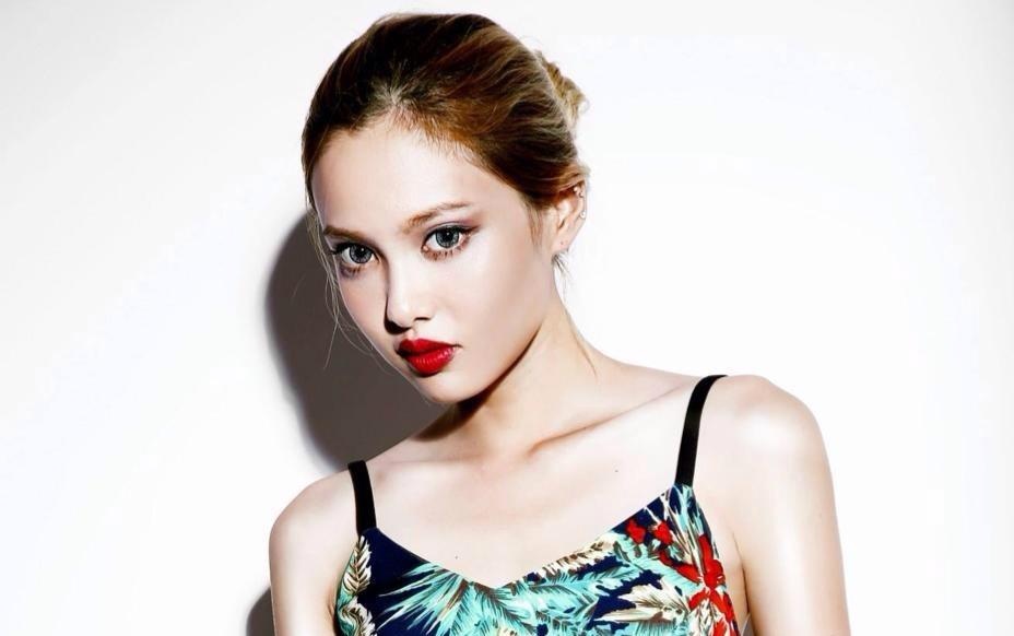 4 hot girl Viet thu thach ban than tren san catwalk hinh anh