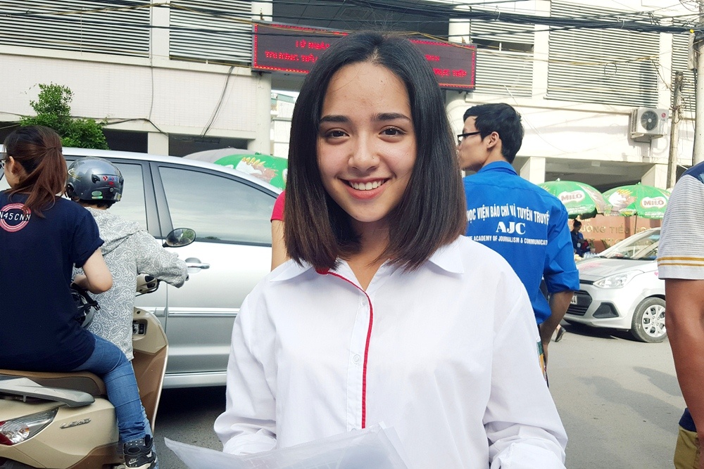 thi sinh xinh dep noi bat ngay thi dau tien anh 1