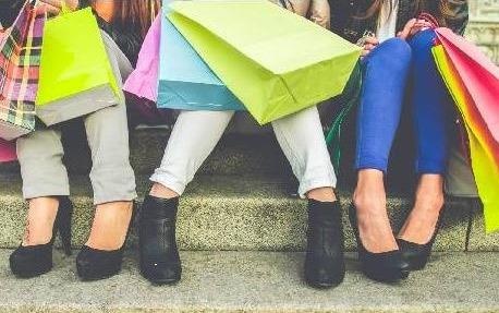 Le hoi mua sam duoi long dat dau tien danh cho gioi tre hinh anh