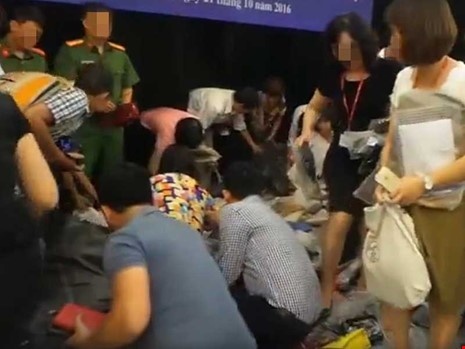 tranh nhau lấy hàng nhái ảnh 2 tranh nhau lay hang nhai anh 2