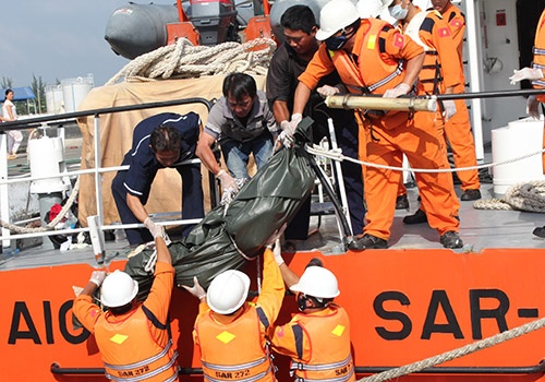 Do loi cho nguoi chet trong vu chim cano o Can Gio hinh anh