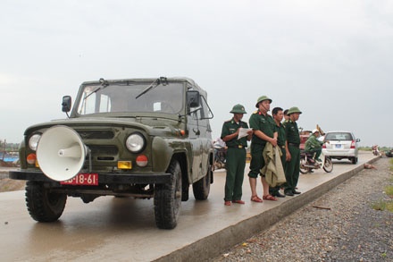 Bao so 6 ap den nhanh, keu goi so tan bang xe quan doi hinh anh