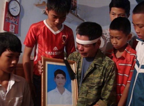 Nhung tam guong hi sinh cuu nguoi gay chan dong hinh anh