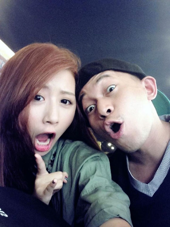 Hình ảnh siêu hài của Thánh Quen bên các hot teen Hà thành