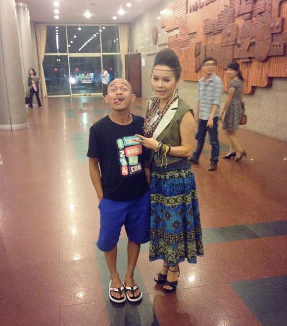 Hình ảnh siêu hài của Thánh Quen bên các hot teen Hà thành