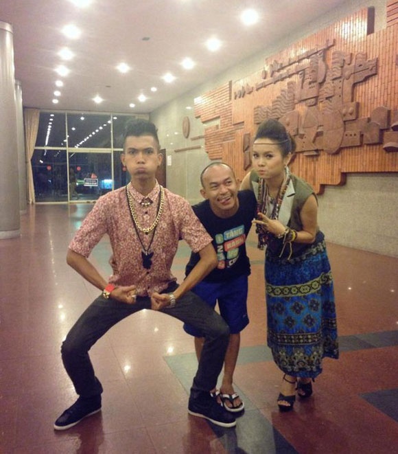 Hình ảnh siêu hài của Thánh Quen bên các hot teen Hà thành