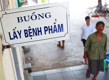 Cong an khoi to vu nhan ban xet nghiem mau o Hoai Duc hinh anh