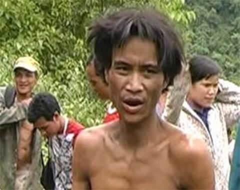 Phat hien 2 cha con 'nguoi rung' song tren cay hinh anh