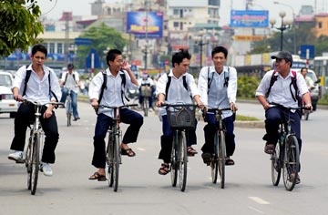 Cap chung chi an toan giao thong cho hoc sinh hinh anh