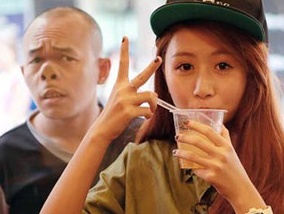 Anh hai huoc cua 'Thanh Quen' ben cac hot girl hinh anh