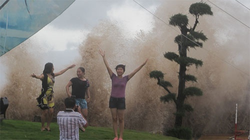 Di xem bao, mot thanh nien bi song bien cuon troi hinh anh