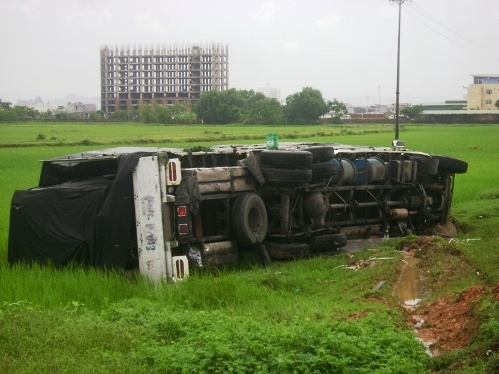 Bao 'thoi' xe tai dang chay tren duong bay xuong ruong hinh anh