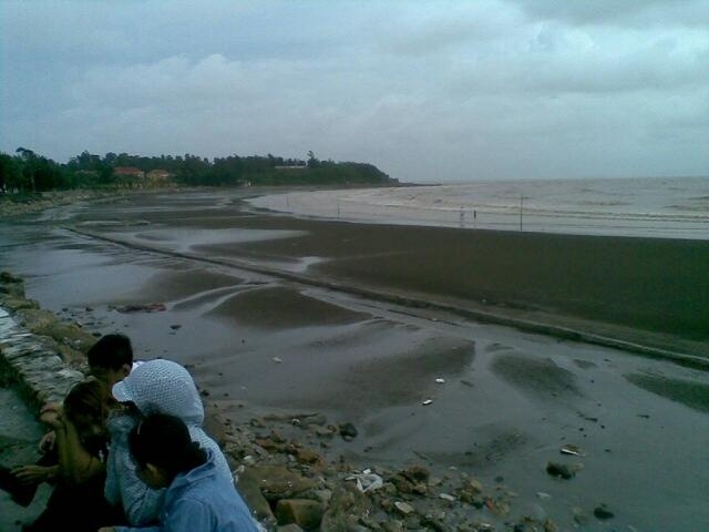 Giây phút thanh niên bị sóng cuốn khi đứng xem 2