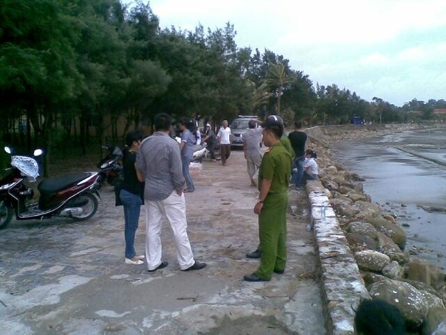 Giay phut thanh nien bi song cuon khi dung xem bao hinh anh