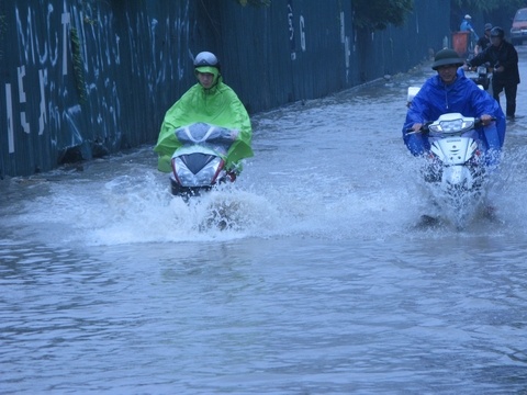 Ha Noi mo dap cho nuoc chay vao noi thanh de cuu de hinh anh