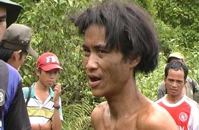 Clip cuoc song noi hoang da cua 2 cha con 'nguoi rung' hinh anh