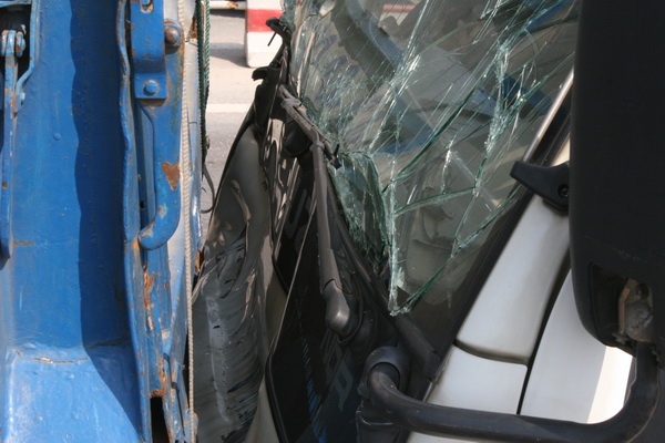 4 o to dam nhau lien hoan tren cau Thanh Tri hinh anh