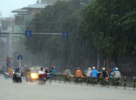 Sang mai, sieu bao Utor lam bien Hoang Sa dong du doi hinh anh