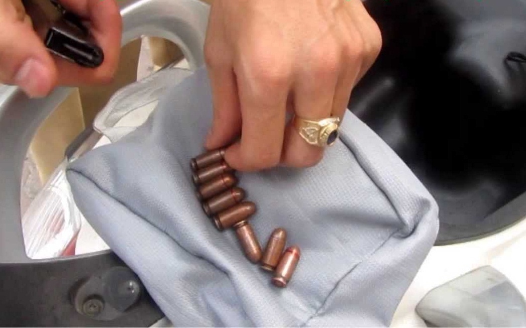 30 canh sat bat bang no sung, cuop tai cay xang hinh anh