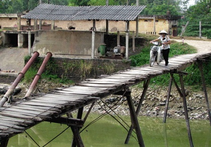 Roi khoi ‘cau khi’ bi nuoc cuon troi o Ha Noi hinh anh