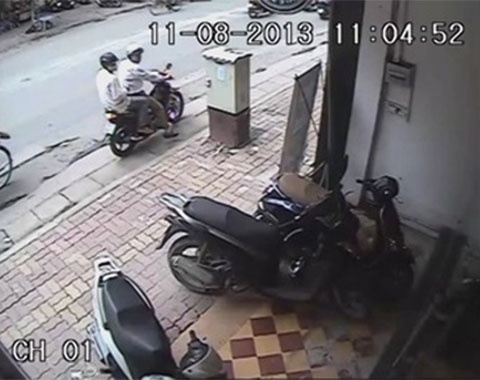 Clip vac gach duoi theo ten trom xe SH tren pho hinh anh