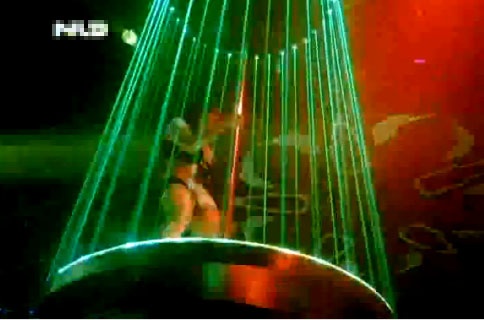 Clip vu nu mua cot trong quan bar Da Nang hinh anh