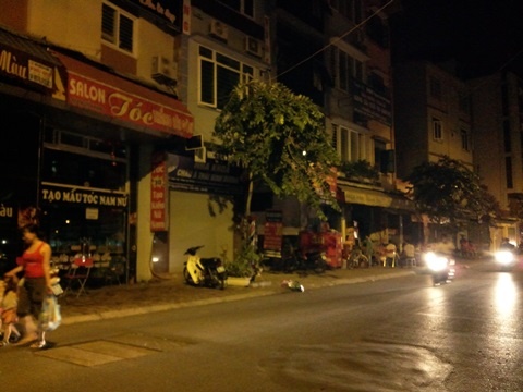 Mất điện diện rộng, dân Hà Nội đổ ra đường tránh nóng