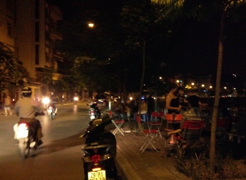 Mất điện diện rộng, dân Hà Nội đổ ra đường tránh nóng