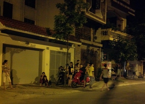 Mất điện diện rộng, dân Hà Nội đổ ra đường tránh nóng