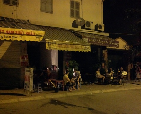 Mất điện diện rộng, dân Hà Nội đổ ra đường tránh nóng