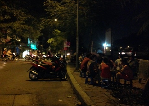 Mất điện diện rộng, dân Hà Nội đổ ra đường tránh nóng