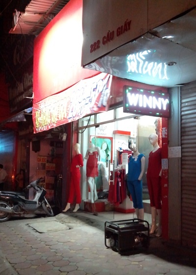 Mất điện diện rộng, dân Hà Nội đổ ra đường tránh nóng