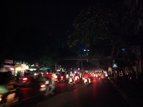 Mất điện diện rộng, dân Hà Nội đổ ra đường tránh nóng