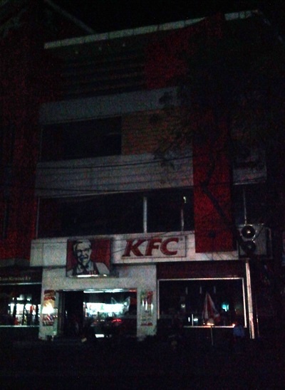 Mất điện diện rộng, dân Hà Nội đổ ra đường tránh nóng