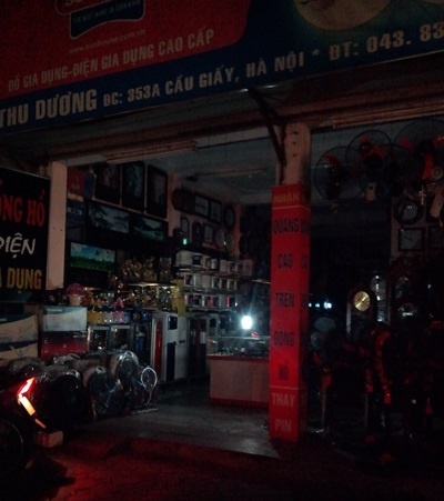 Mất điện diện rộng, dân Hà Nội đổ ra đường tránh nóng