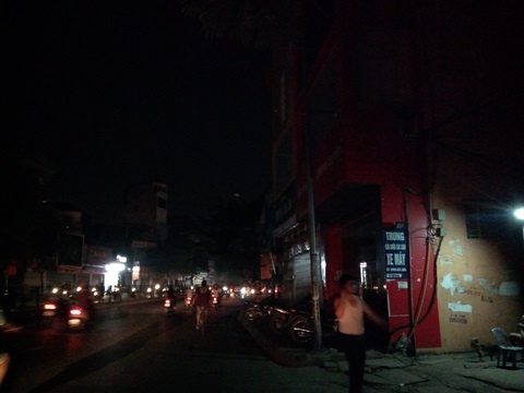 Mất điện diện rộng, dân Hà Nội đổ ra đường tránh nóng