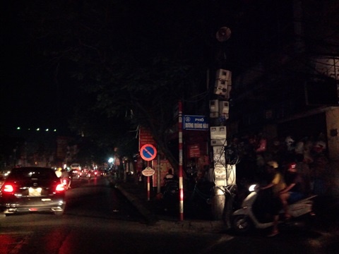 Mat dien dien rong, dan Ha Noi luu thong trong bong toi hinh anh