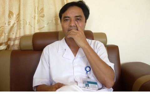 Bac si ke chuyen bi nguoi nha benh nhan quay danh hinh anh