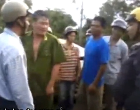 Thieu ta cong an say xin, doi danh dan vi va quet xe hinh anh