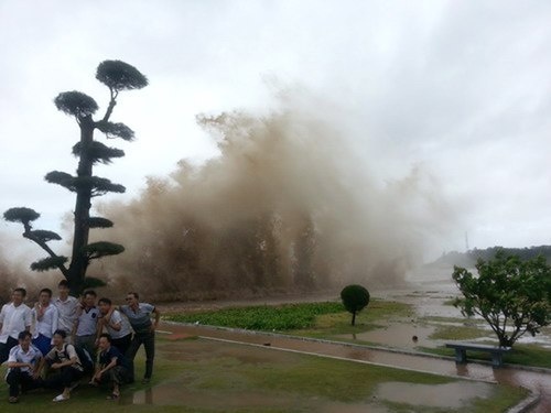 Khong cho nguoi dan ra chup anh khi co bao hinh anh