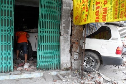 Mat lai, xe Toyota bien xanh xuyen thung nha, de nat xe may hinh anh