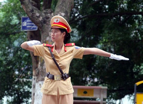 Binh Thuan tuyen nu canh sat dung chot giao thong hinh anh