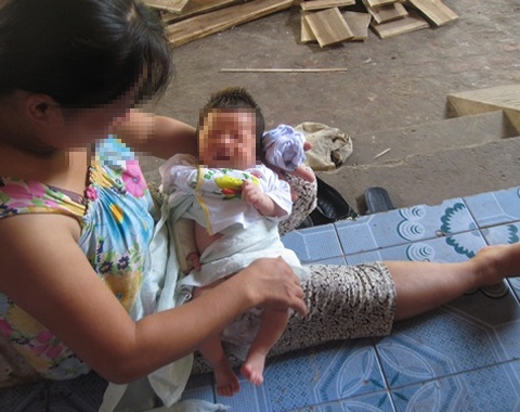 Nhan vien y te do de, tre bi gay tay? hinh anh