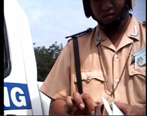 CSGT nhan tien mai lo con xung 'may, tao' voi lai xe hinh anh