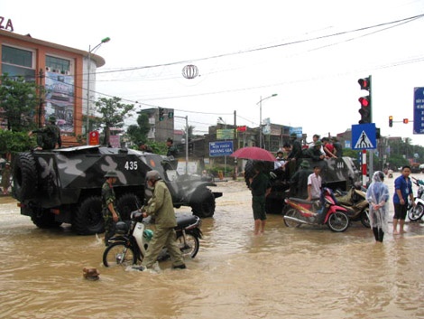 Hai Phong huy dong 4 xe thiet giap chong bao Utor hinh anh